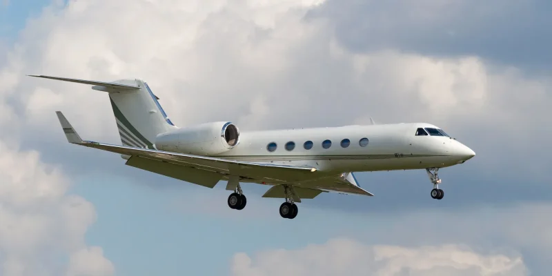 Gulfstream-G450-business-jet-passengers
